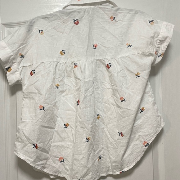 V-Neck Pocket Shirt in Cross-Stitch Floral - Picture 6 of 10